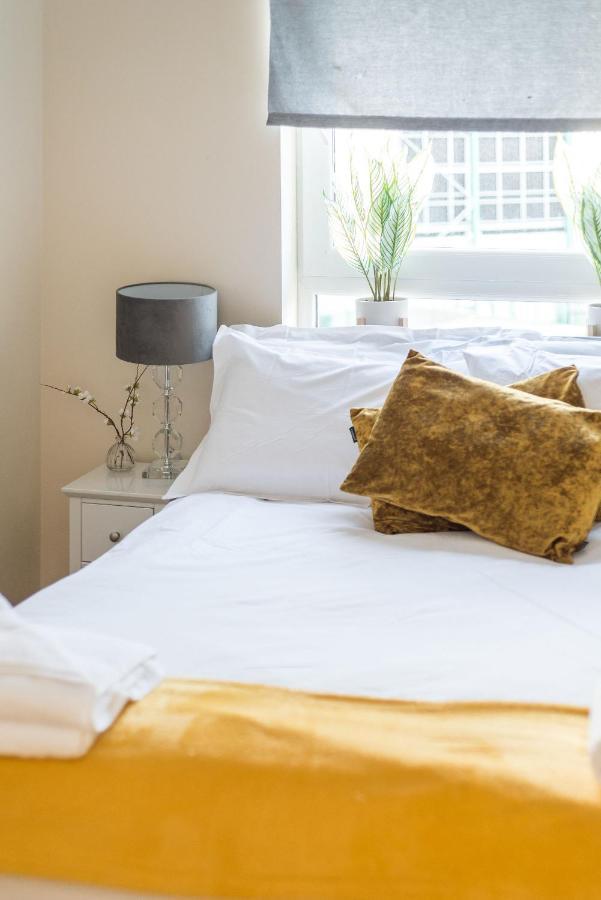 Elegant 2 Bedroom City Centre Apartment - Free Parking - Private Balcony เอดินบะระ ภายนอก รูปภาพ