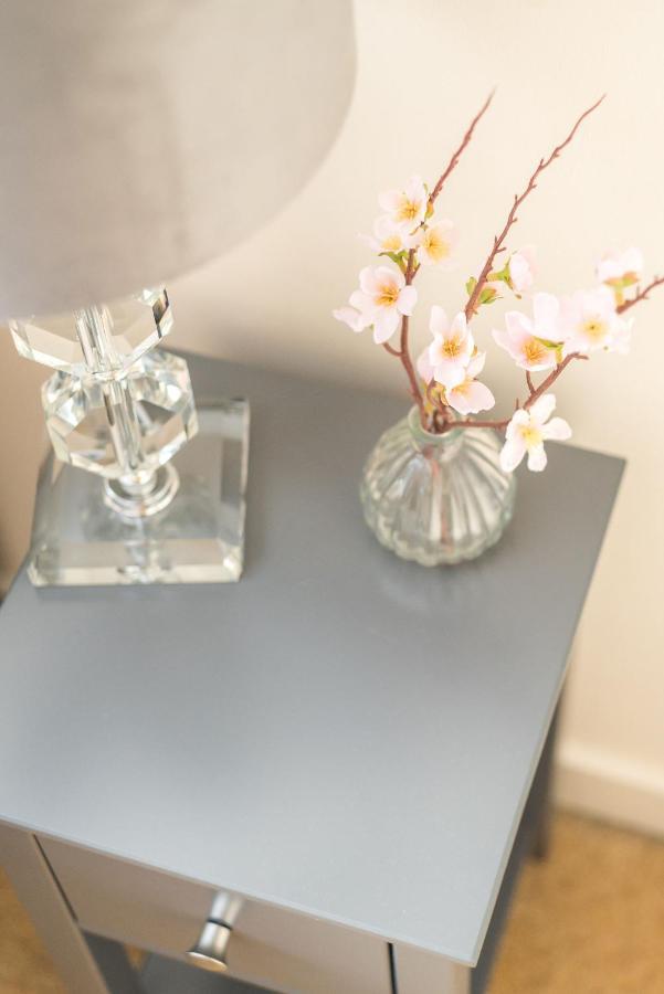 Elegant 2 Bedroom City Centre Apartment - Free Parking - Private Balcony เอดินบะระ ภายนอก รูปภาพ
