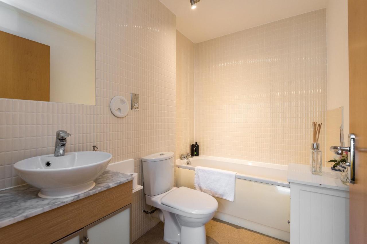 Elegant 2 Bedroom City Centre Apartment - Free Parking - Private Balcony เอดินบะระ ภายนอก รูปภาพ